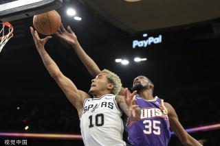 疼痛使他面 疼痛使他面