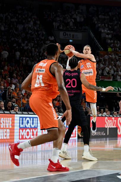 首秀难言满 首秀难言满